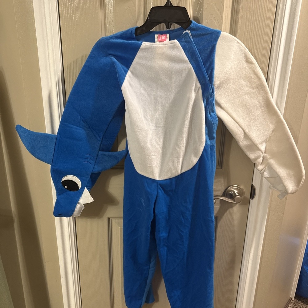 Pinkfong Baby Shark kids Costume! Size SMALL shark hand plays the song